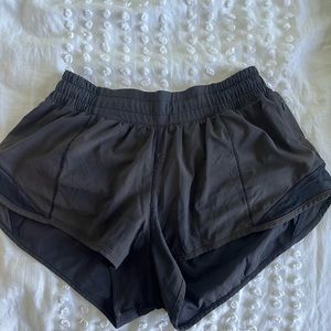 Black 2.5 lululemon hotty hots// size 6